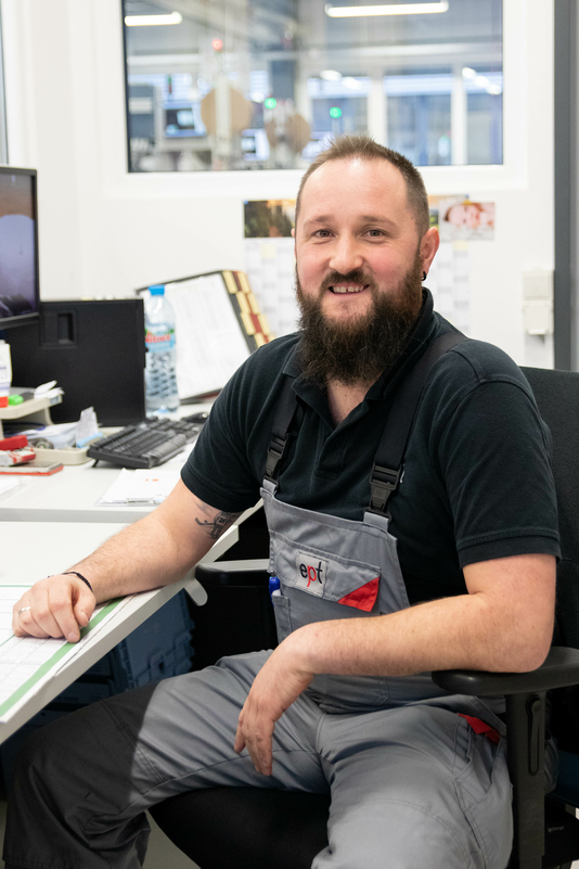 Alexander Kotz arbeitet als Abteilungsleiter der Stanzerei am Standort Buching.