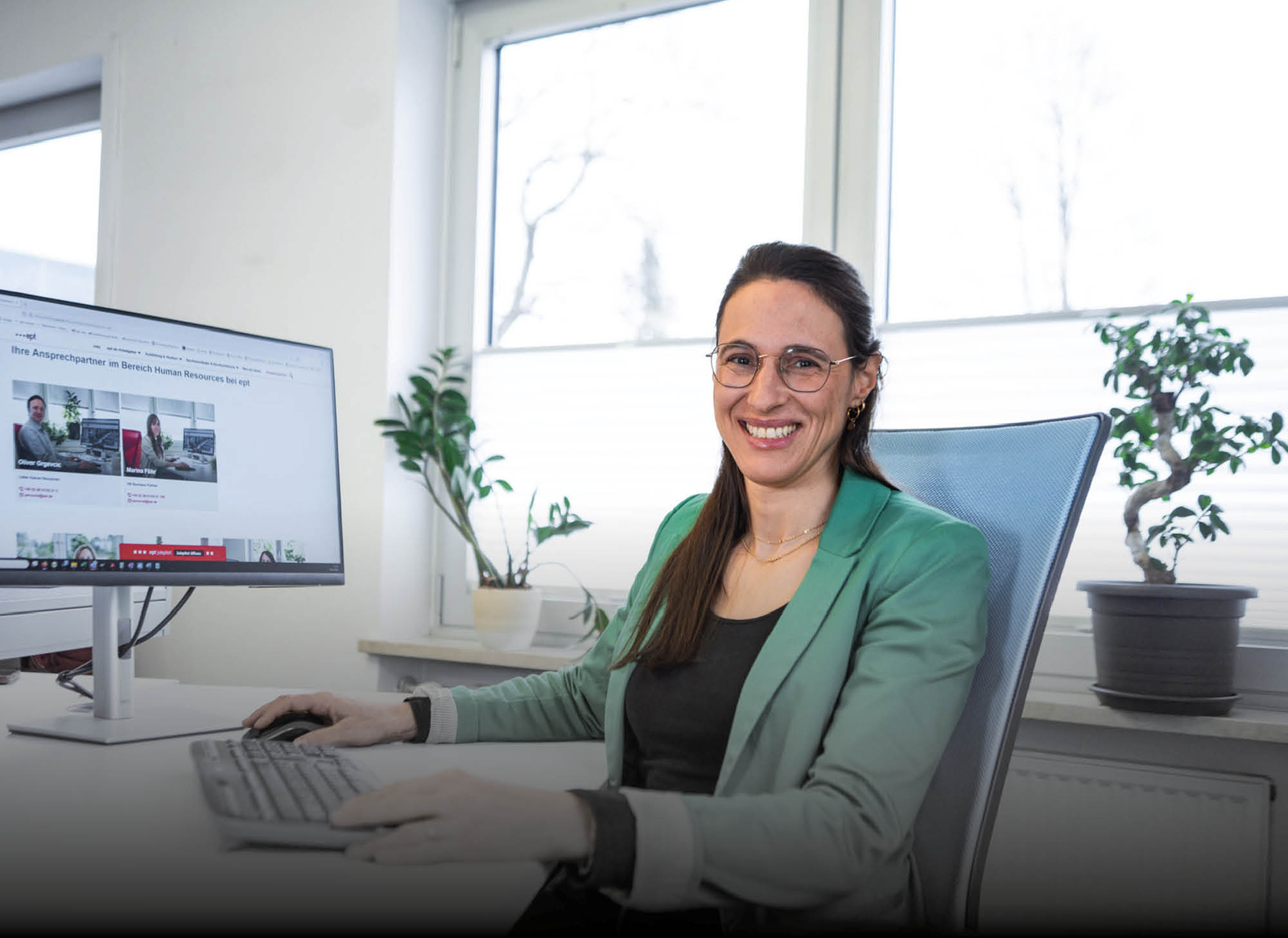 Lächelnde Frau am Arbeitsplatz.