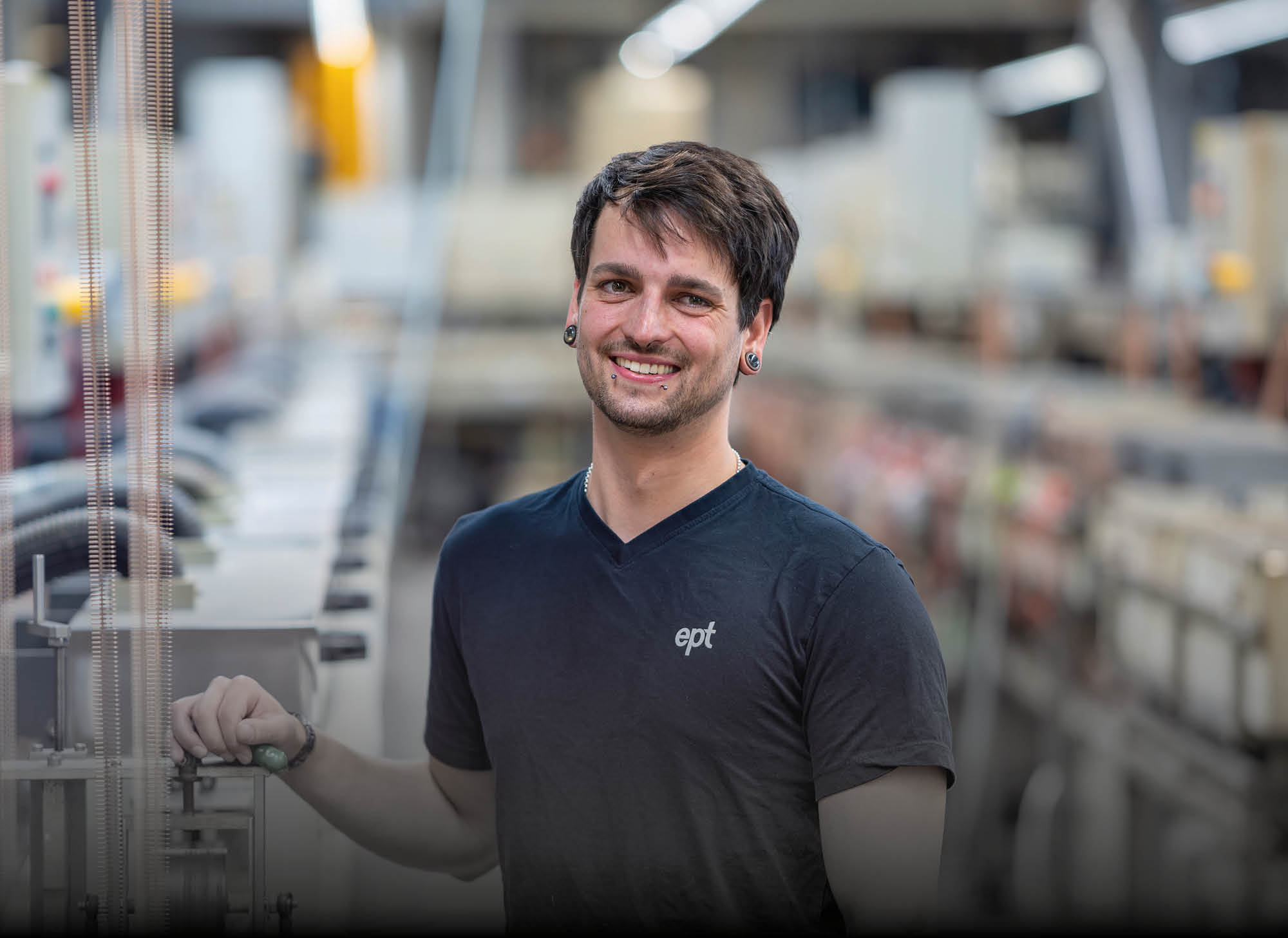 Lächelnder Mann in Produktionsumgebung.