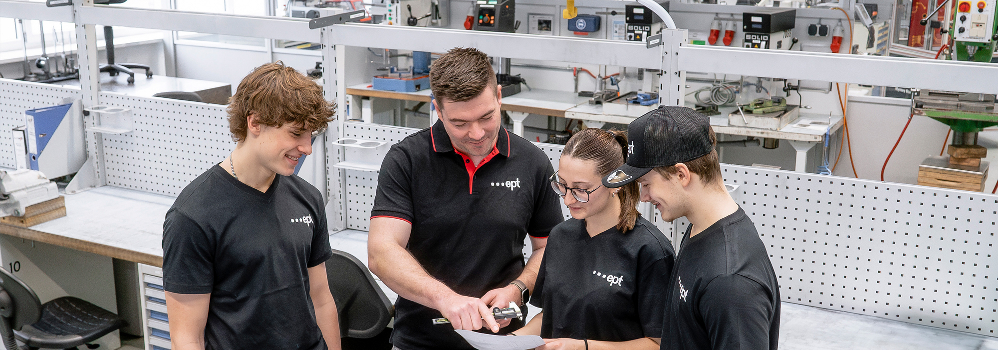 Teamarbeit in technischer Umgebung.