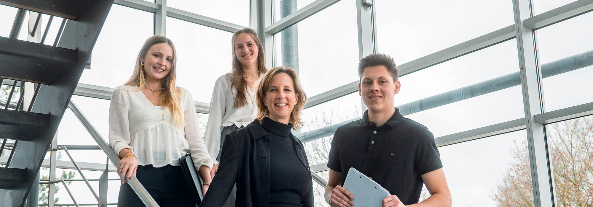 Gruppenszene vor Glaswand, Treppe